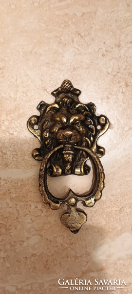 Copper lion head shaped door knocker