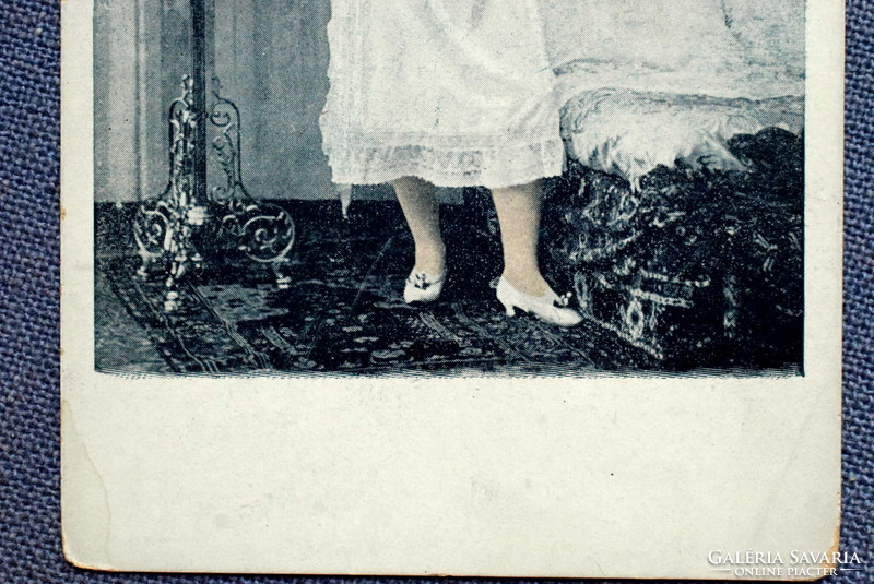 Antik pikáns fotó képeslap - ledér hölgy