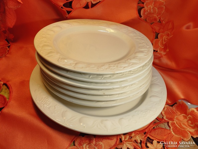 Beautiful Italian embossed fruit pattern porcelain plate, 6+1 pieces