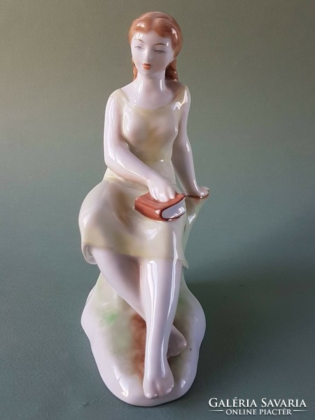 Zsolnay pajzspecsétes porcelánfigura - Könyvet tartó lány