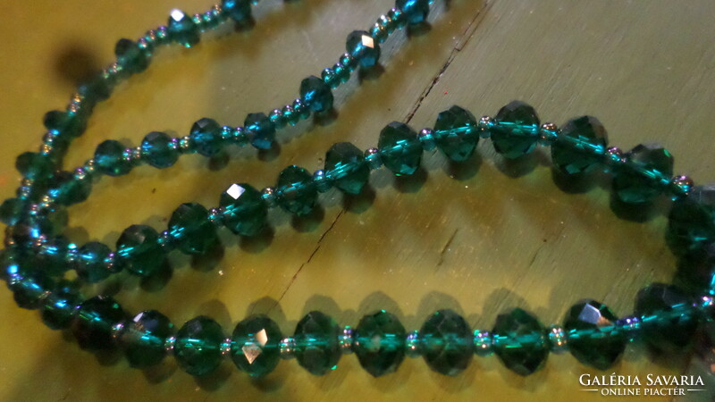 50 cm-es , sötétzöld , fazettált kristály gyöngyökből álló nyaklánc .