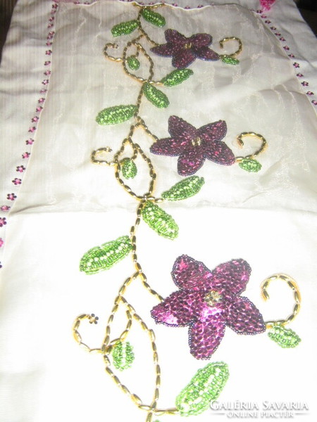 A special tablecloth sewn with cute pearls