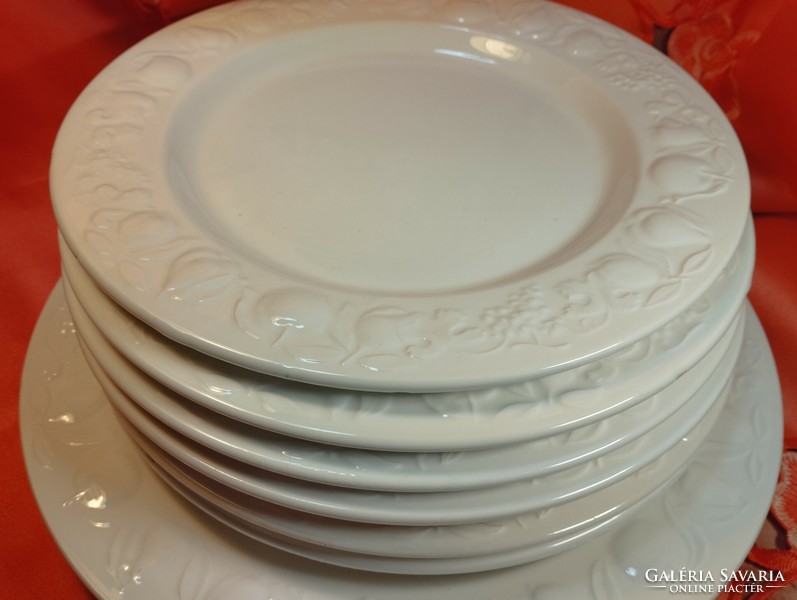 Beautiful Italian embossed fruit pattern porcelain plate, 6+1 pieces