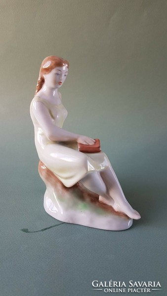 Zsolnay pajzspecsétes porcelánfigura - Könyvet tartó lány