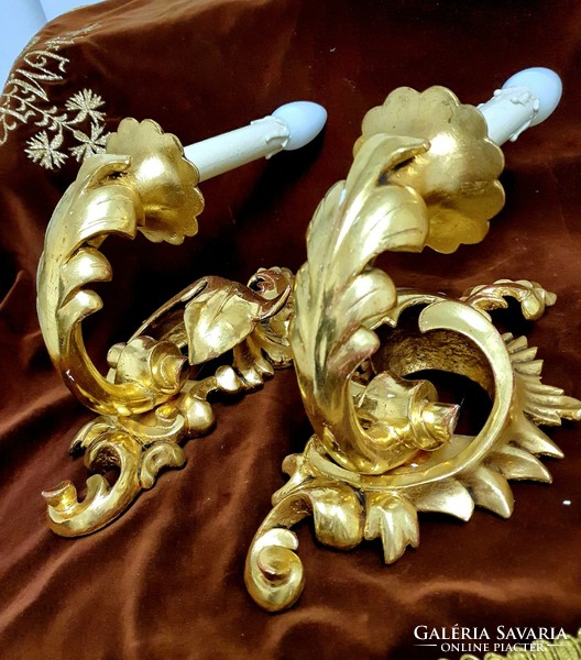 Pair of Florentin wall arms, gilded, carved lime wood.