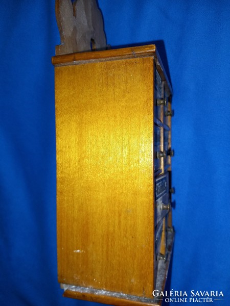 ANTIK 8 fiókos fali fa fűszertartó szekrény téka németnyelvű réz táblák réz gombok
