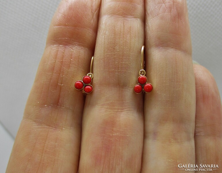 Beautiful antique gold earrings with coral stones