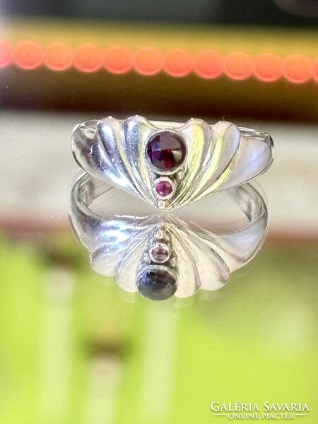 Fabulous silver ring, embellished with garnet and ruby stones