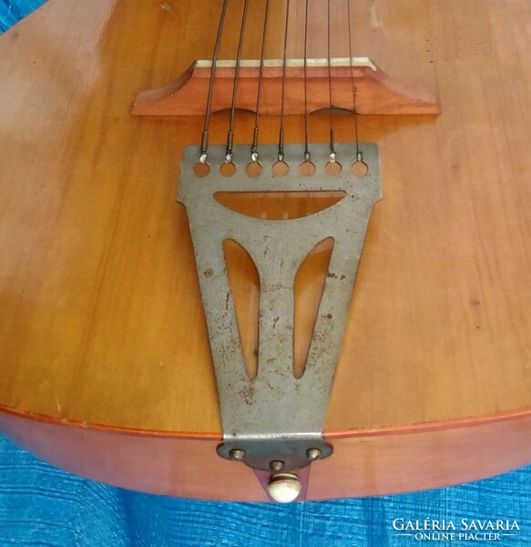 Hét húros Orosz gitárkülönlegesség 1955-ből, eredeti húrozással, gyári címkével a testben