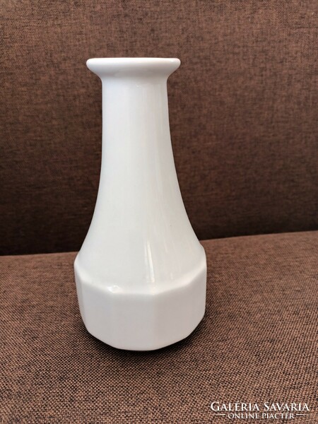 Fehér porcelán váza