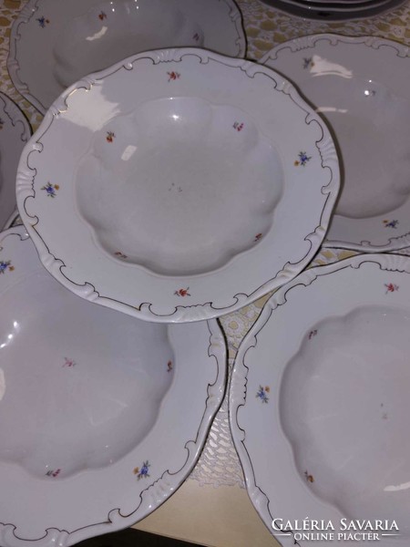 Zsolnay kedvelt, kisvirágos porcelán tányérok lapos és mély