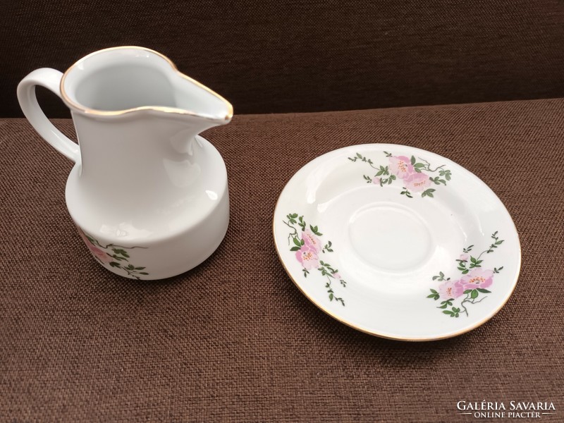 Gyönyörű virágmintás Henneberg porcelán tejszínes kiöntő+tányér