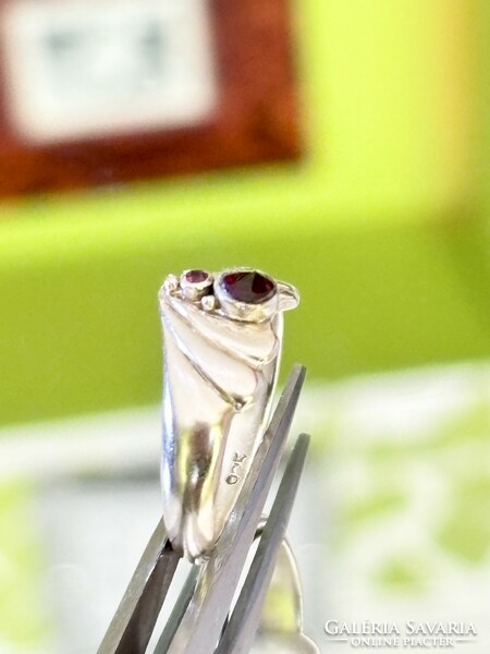 Mesés ezüst gyűrű, gránát és rubin kövekkel ékesítve
