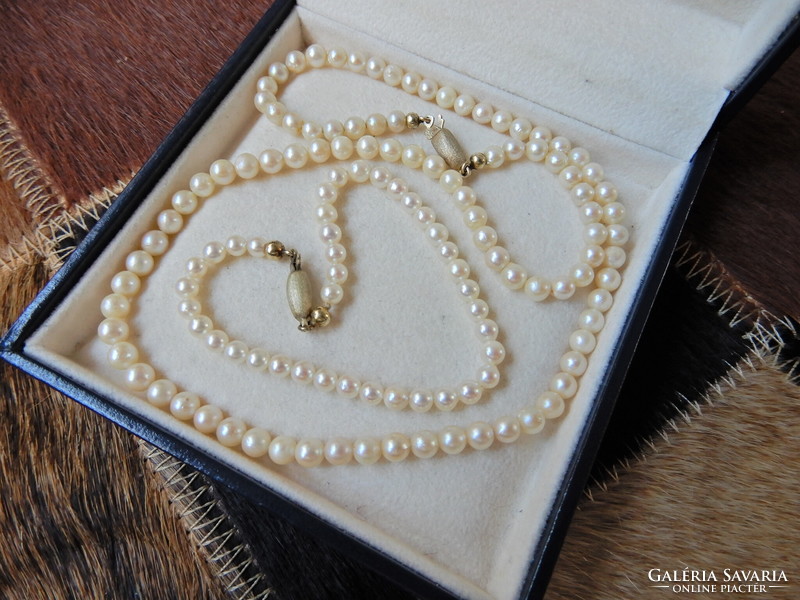 Old freshwater pearl jewelry set with 8 carat gold clasp