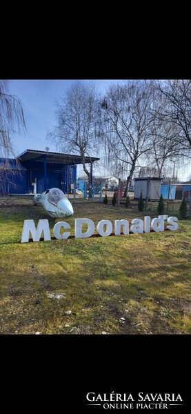 Világító McDonalds felirat