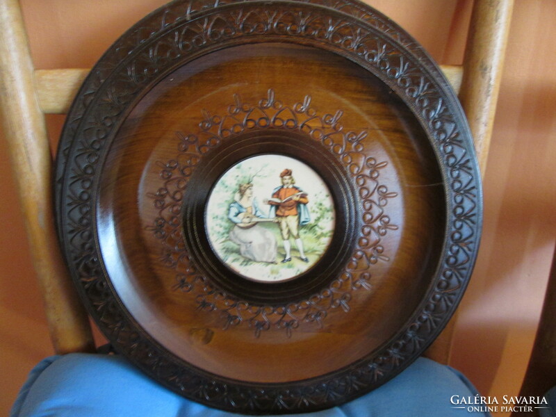 Wooden plates with a romantic scene
