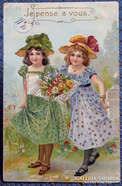 Antik dombornyomott üdvözlő litho képeslap - kisleányok  virágcsokor