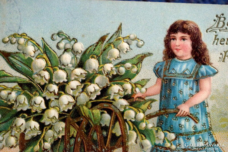 Antik dombornyomott üdvözlő litho képeslap -kislány arany talicska gyöngyvirág
