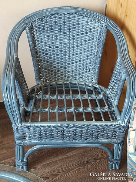 Kék rattan garnitúra (2 db fotel párnákkal + asztalt üveglappal)