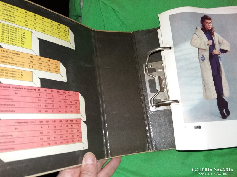 Régi ARANYKÉZ első gyűjthető fűzhető kézimunka albumunk 2 kötet rengeteg leírás a képek szerint