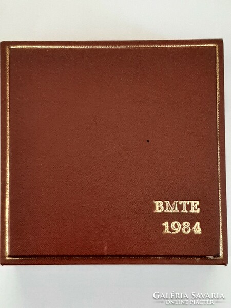 BMTE 1984-ben kiadott plakett dobozában, szép állapotban 7,2 cm jelzett szignózott