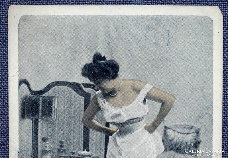 Antik pikáns fotó képeslap - vetkőző/öltöző  hölgy