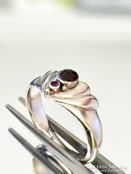 Fabulous silver ring, embellished with garnet and ruby stones