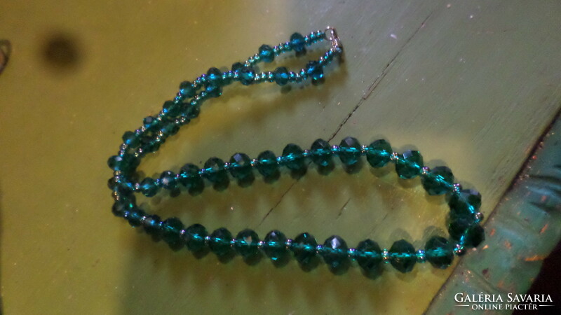 50 cm-es , sötétzöld , fazettált kristály gyöngyökből álló nyaklánc .