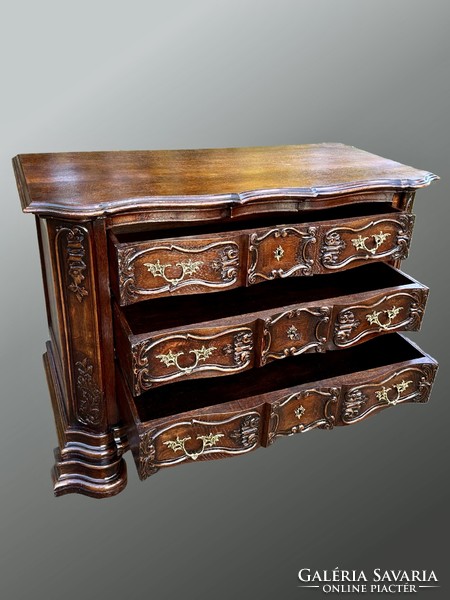 Chest of drawers in Liége style