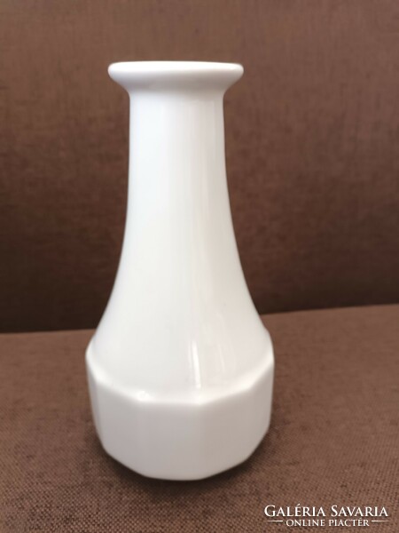 Fehér porcelán váza