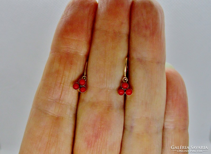 Beautiful antique gold earrings with coral stones