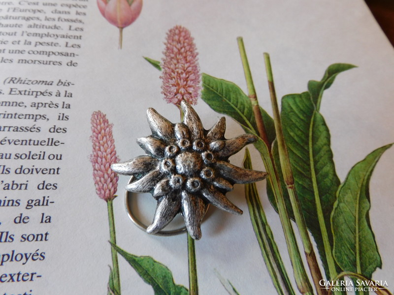 Vintage scarf ring with snow wool