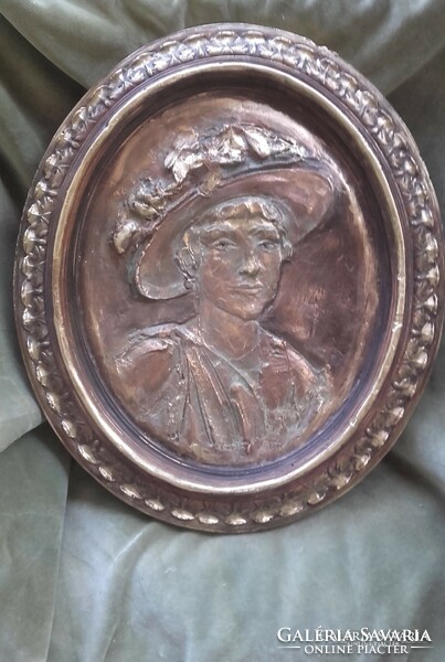 Mária R. Törley (1950): lady in a hat. 42X35cm bronzed relief.