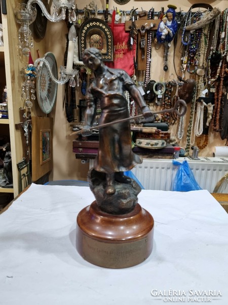 Régi bronz öntő figura