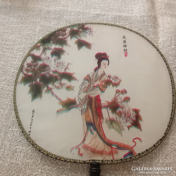 Fan depicting a Japanese woman, 22 cm in diameter