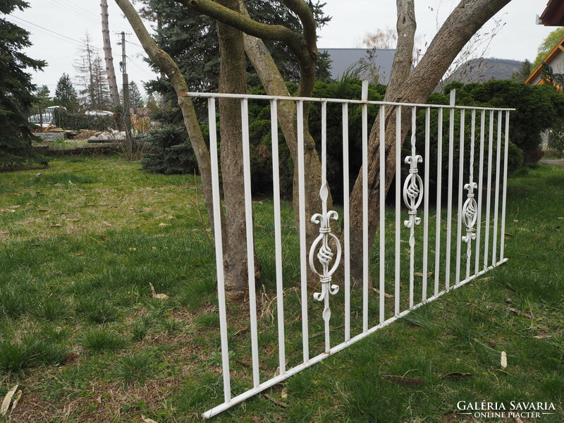 Barrier (fence) element
