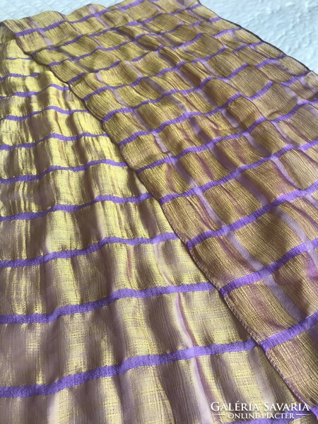 Aranyszínű selyemsál tompa lila kockákkal, 140 x 33 cm