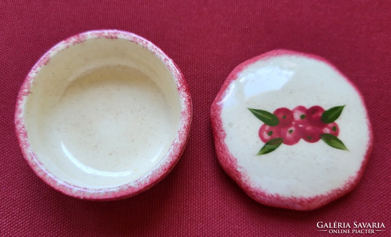 Porcelain jewelry box with lingonberry fruit pattern