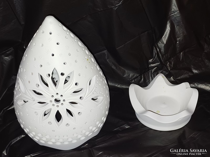 A wonderful egg-shaped tealight holder