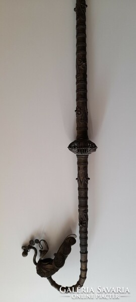 Nagyméretű filigránozott fém ópium pipa páva dísszel 58 cm