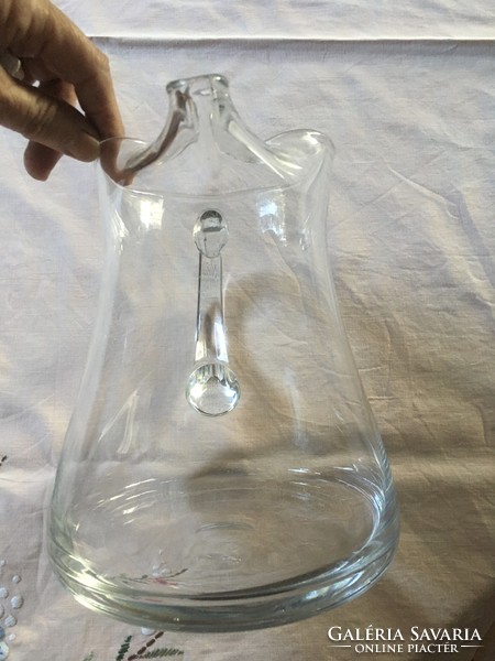 Különleges alakú nagy üveg kancsó