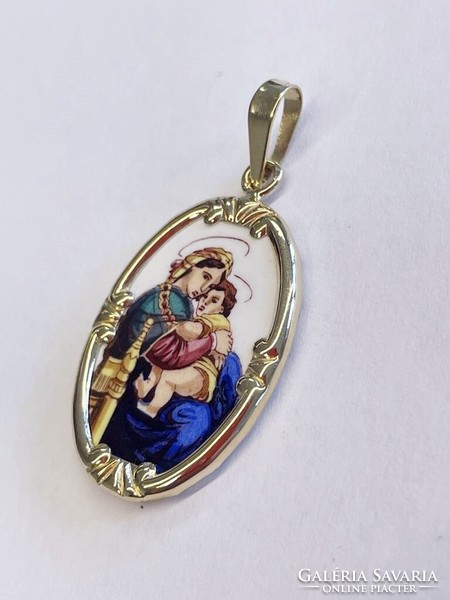 Pendant of Mary with her child in a gold frame