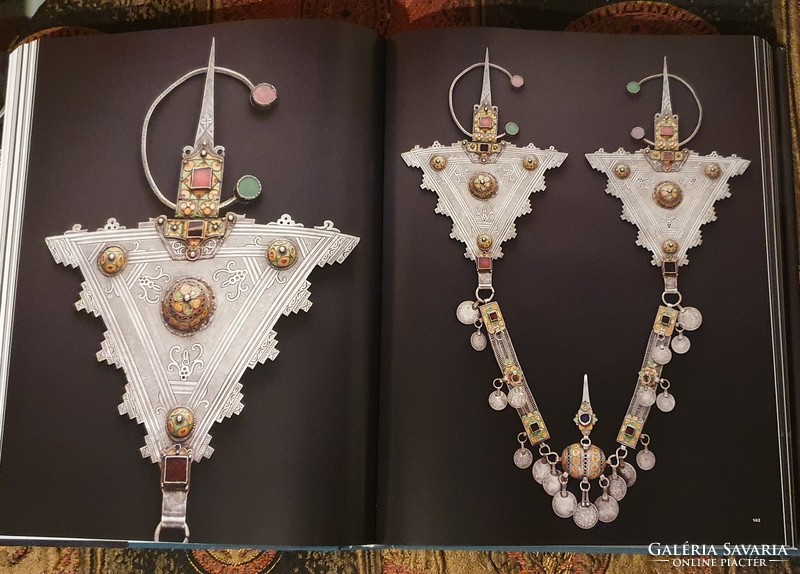 Huge catalog of Berber jewelry.