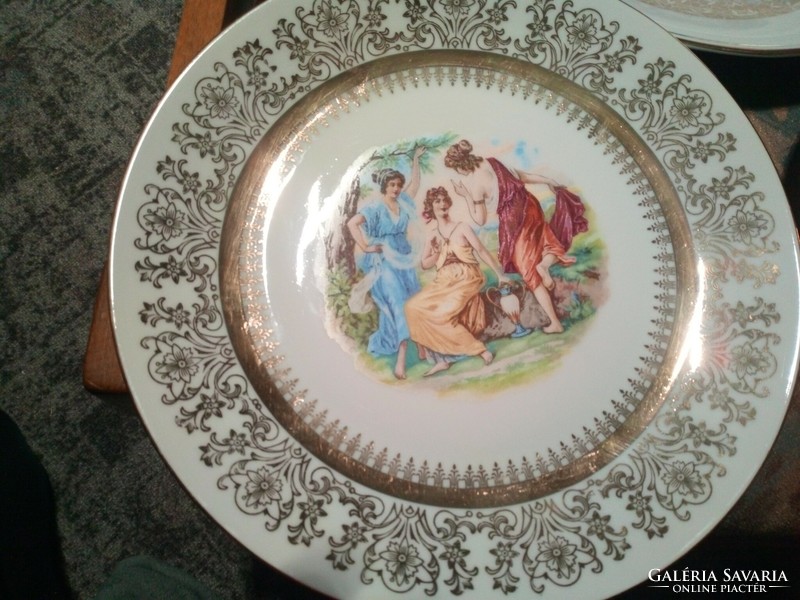 Jelzett porcelán tányérok