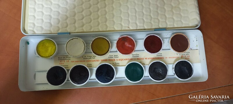 Watercolor paint set