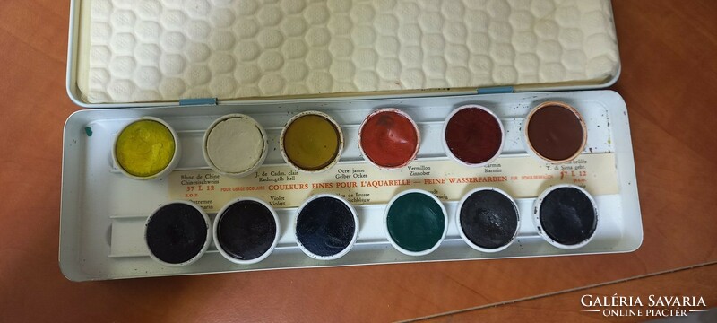 Watercolor paint set