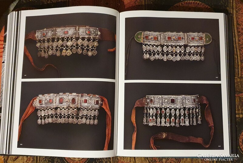 Huge catalog of Berber jewelry.