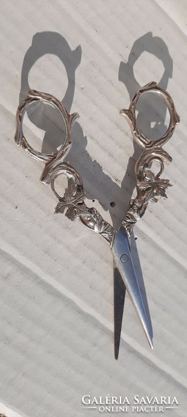 Silver desktop grape cutting scissors