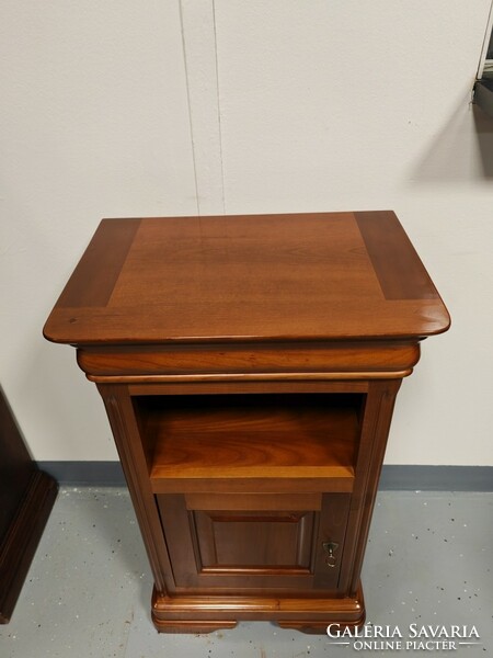 Single-door, solid wood English-style dresser / bedside table in antique cognac color, beautiful, in perfect condition.