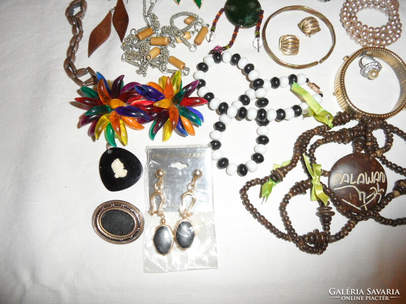 Older jewelry package (24 pcs)
